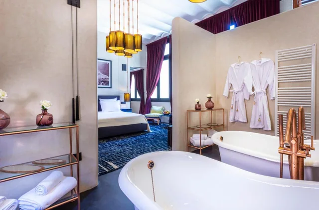 Suite Amal, bañera y dormitorio · Riad Tajania