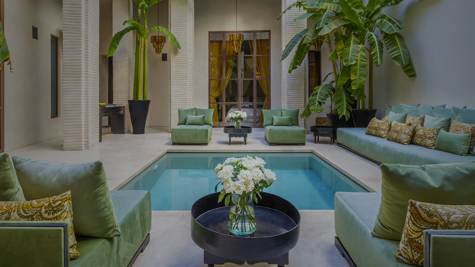 Dos piscinas, un patio y una azotea · Riad Tajania