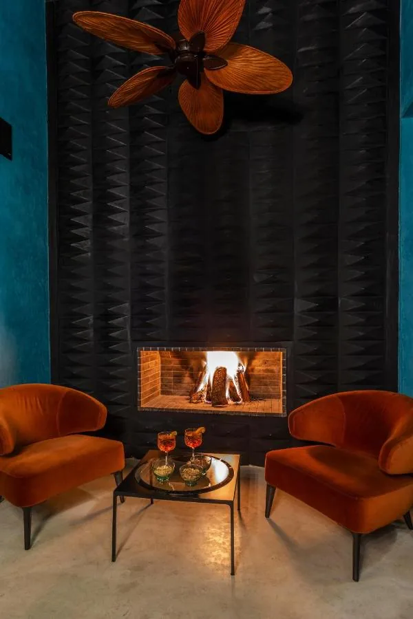Junto a la chimenea · Riad Tajania