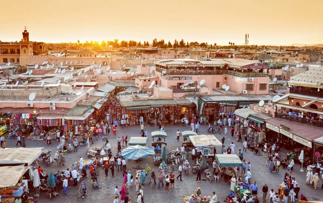 Jemaa el-Fna al atardecer · Riad Tajania