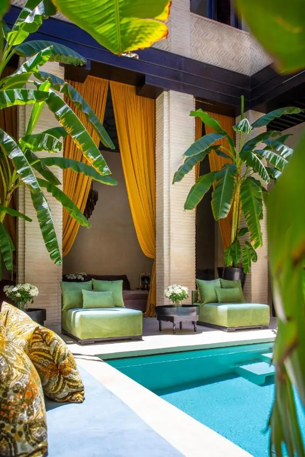 Junto a la piscina, bajo las galerías · Riad Tajania