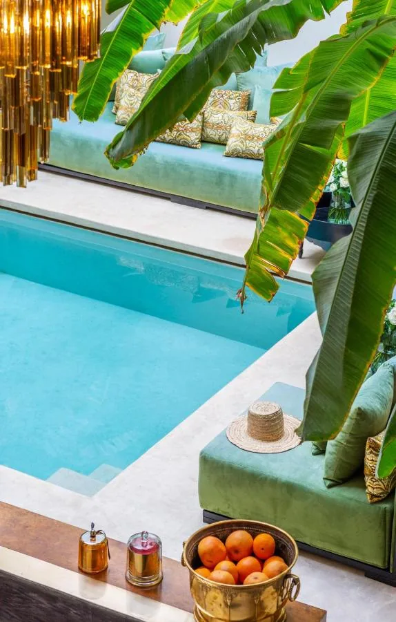 Naranjas frescas junto a la piscina · Riad Tajania