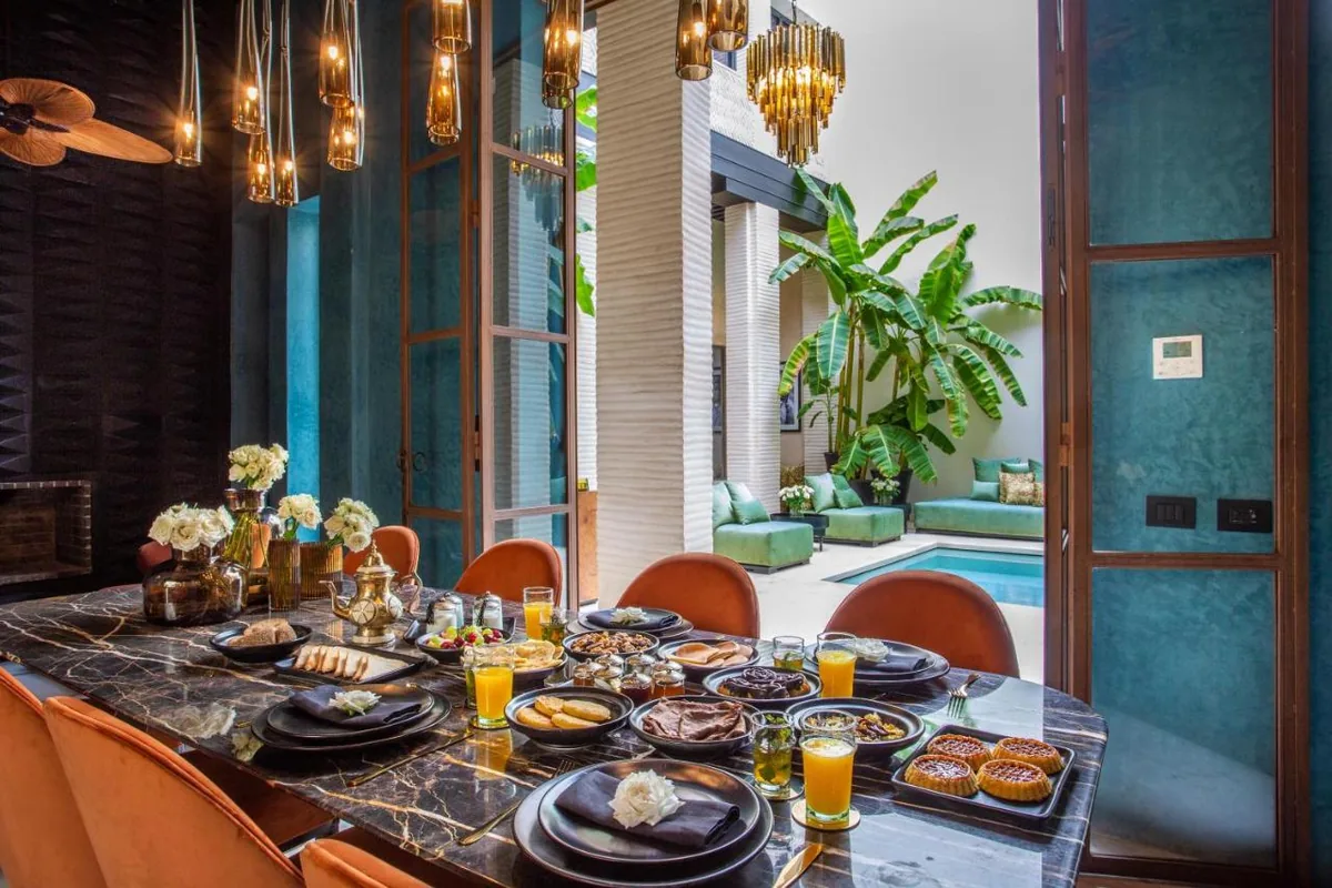 A nuestra mesa · Riad Tajania